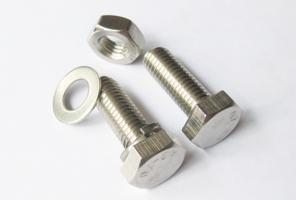 So sánh bulong thép và bulong inox: độ bền, khả năng chống gỉ, chi phí thực tế